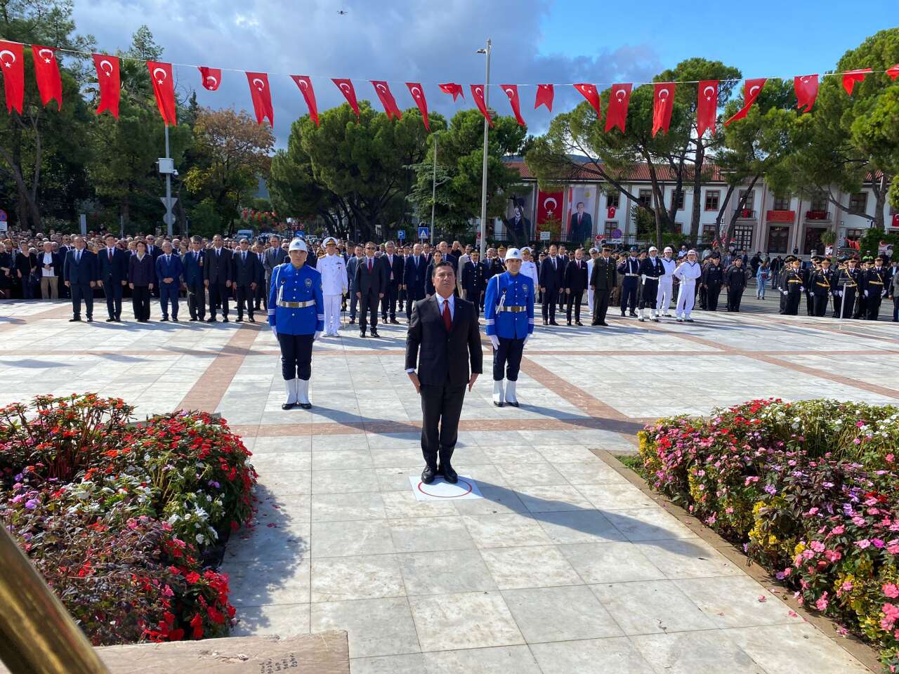 Cumhuriyet’in 102. Yılı Kutlamaları Çelenk Sunma Töreniyle Başladı 4